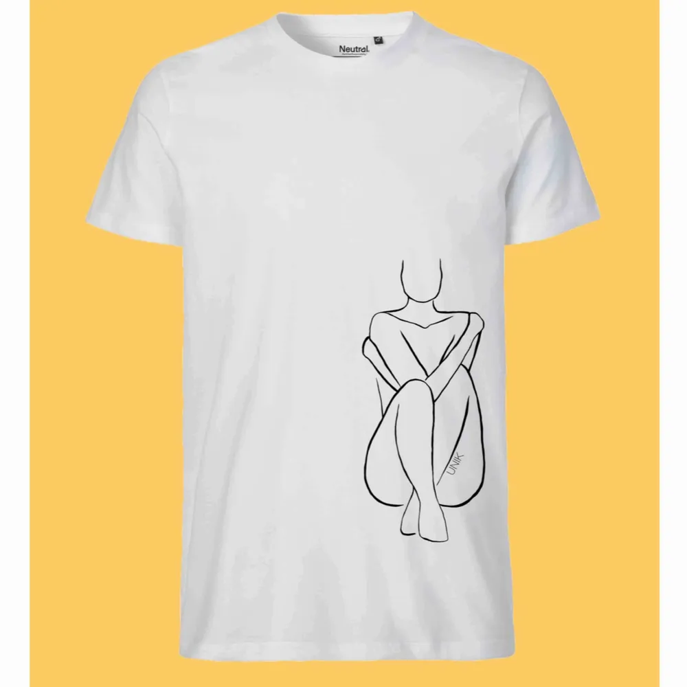 Helt ny t-shirt ur vår kollektion ÄKTA    Vi är ett UF företag från polhemskolan. Vår vision är att kunna erbjuda kunderna enkla tröjor med tryck. Vi erbjuder även kunderna att själva få va med av tillverkningsprocessen. . T-shirts.