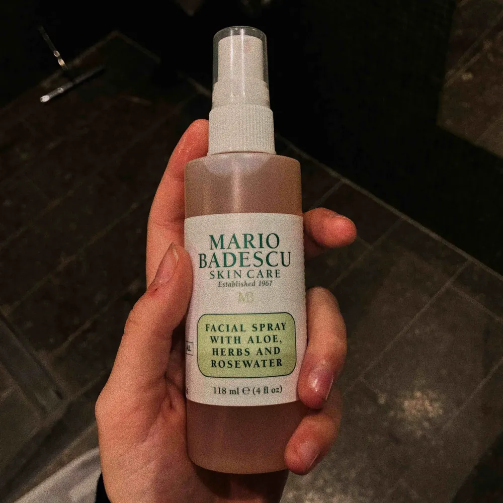 En helt ny Mario Badescu Rose Spray köpt drygt 2 veckor sen. Säljs då den aldrig kommit till anvädning och bara suttit på hyllan sen dess. Frakt är 39kr 💞💞 kontakta mig för mer frågor <33. T-shirts.