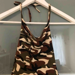  - Kort top från shein!  Helt oanvänd men dock är tagsen borta!  Du kan välja hur den ska sitta åt!