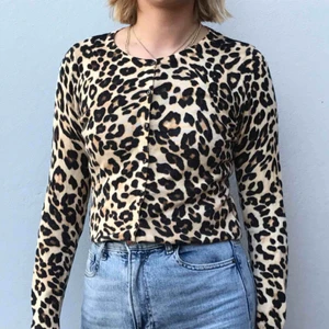  - Söt leopardkofta med knappar! Köpt på hm. Möts upp i Stockholm eller skickar