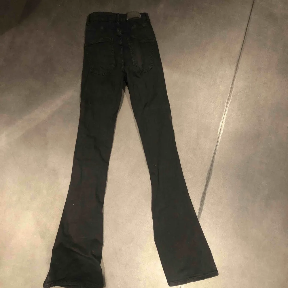 Perfekt jeans ifrån Gina tricot strl S. Använda en period men inte längre då dom har blivit för små för mig:(. Jeans & Byxor.