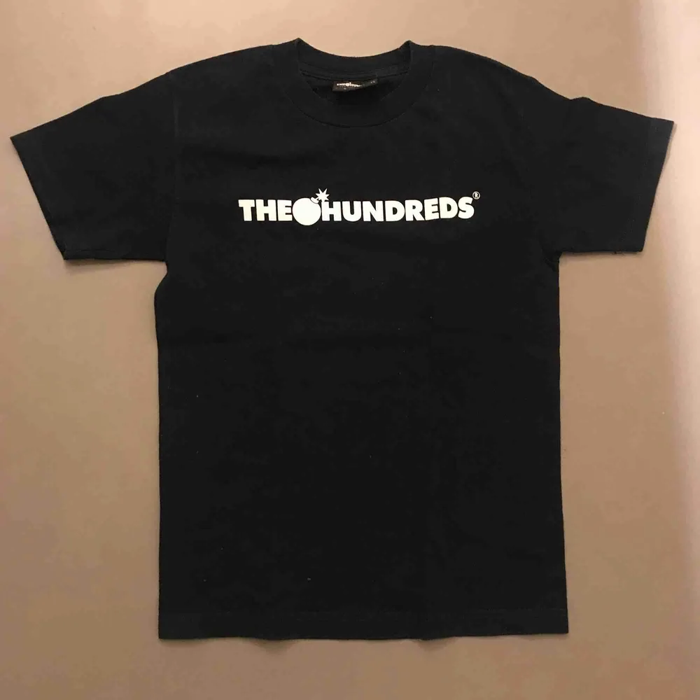 The hundreds tisha💣 Bara använd, inga flaws. T-shirts.