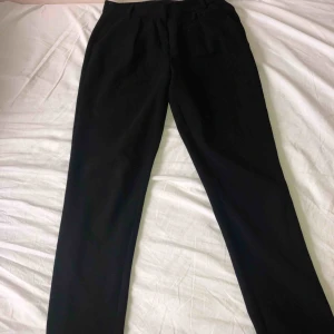  - Gamla kostymbyxor som jag knappt använder längre. Sitter jätte fint på kroppen, och framhäver rumpan 😋