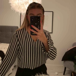  - Långärmad randig blus från Gina Tricot. Liten volangarm, öppen i ryggen. Använd ett fåtal ggr! 🛍