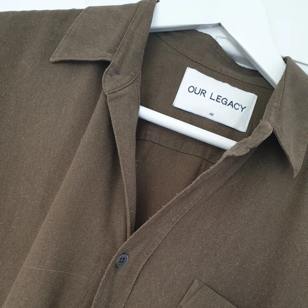 Our Legacy raw silk skjorta. Fin grön skjorta i råsiden. Strl 46.. Skjortor.