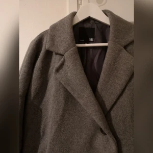  - Grå over sized jacka från lager 157. Köparen står för frakt. 