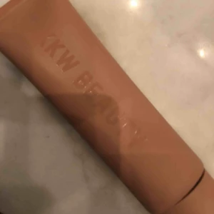  - Oöppnad Bodyfondation från KKW Beauty från Kim Kardashian. Färg medium, kolla KKW Beautys hemsida för att se färgen 