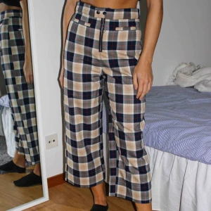  - Fantastiska byxor, sitter som en smäck! Passar bra till den tidigare blazern med samma mönster! Croppad modell! Köparen står för frakten🥰