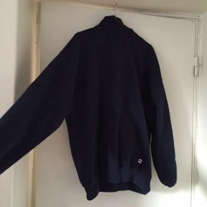  - Säljer denna stora mörkblå/marinblå hoodien. Den är jättegosig! Svårt att ta rättvisa foton när ljuset är så dåligt nu när det så mörkt ute men skriv om ni har frågor. <3 