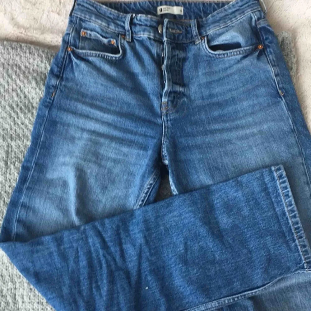 Snygga Original mom jeans från Gina Tricot! - strl 36 - raka i modellen - hög midja - säljes pga använder inte längre :) - originalpris: 499kr Kan mötas upp i Lund annars tillkommer en fraktkostnad🥳. Jeans & Byxor.