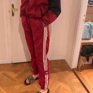  - Äkta vintage adidas dress från 80/90 talet. Kan köpas separat eller som set. Jätte bra kvalitet! Kan skickas på post och ni står för frakt 🦋🤲💙