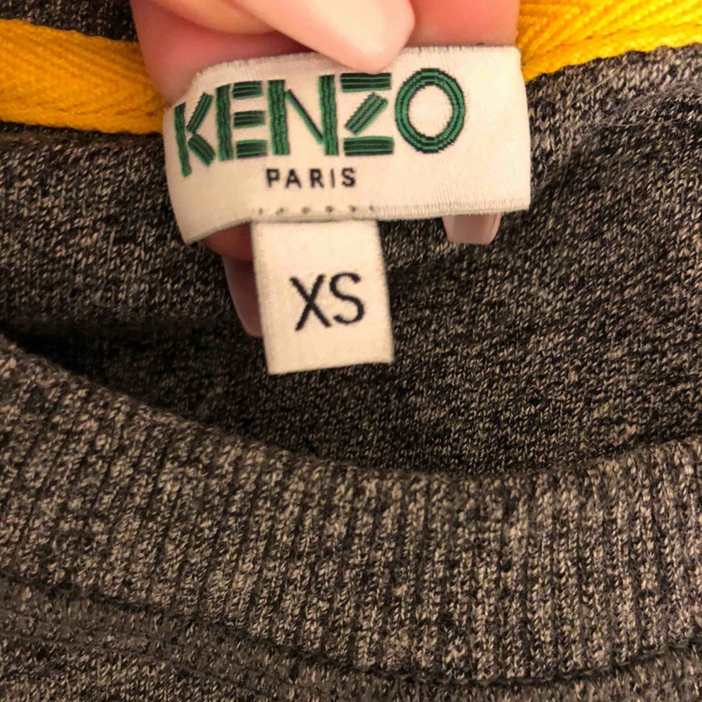 Äkta kenzo tröja! Använd fåtal gånger, bra skick. Säljs för 800kr, finns att hämta 5min från Älvsjö station. Tröjor & Koftor.