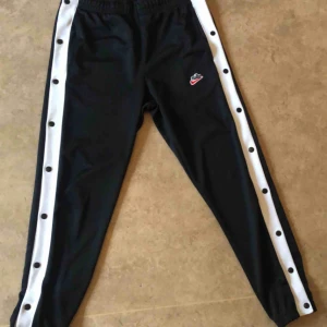  - Unisex Nike byxor med knappar på sidorna Dem är i storlek S men sitter lite pösigt Köpta från Zalando och har bara använts 1 gång
