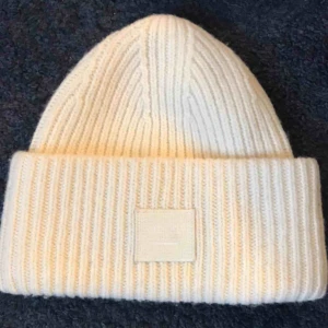  - Skit snygg acne mössa. Säljer eller byter (svart helst) denna acne studios mössa pansy n face. 