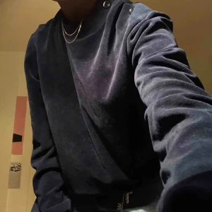  - Väldigt fin och skön mörkblå långärmad i sammet💙🦋 har tre knappar på vänstra axeln som går att knäppa upp :)   Möts upp i Stockholm, köparen står annars för frakt📦 