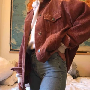  - Fin Manchesterjacka från Zara. En favoritjacka i storlek S, men den är väldigt overzized så skulle säga att den passar allt från Xs till L beroende på passform!! Möts gärna upp i Stockholm vid intresse!!