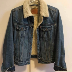  - Levi’s jeansjacka med teddyfoder. Sparsamt använd i bra skick. Nypris 1400kr 