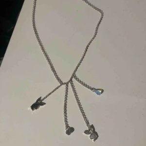  - Säljer ett jättegulligt halsband, frakt ingår i priset 💓💓