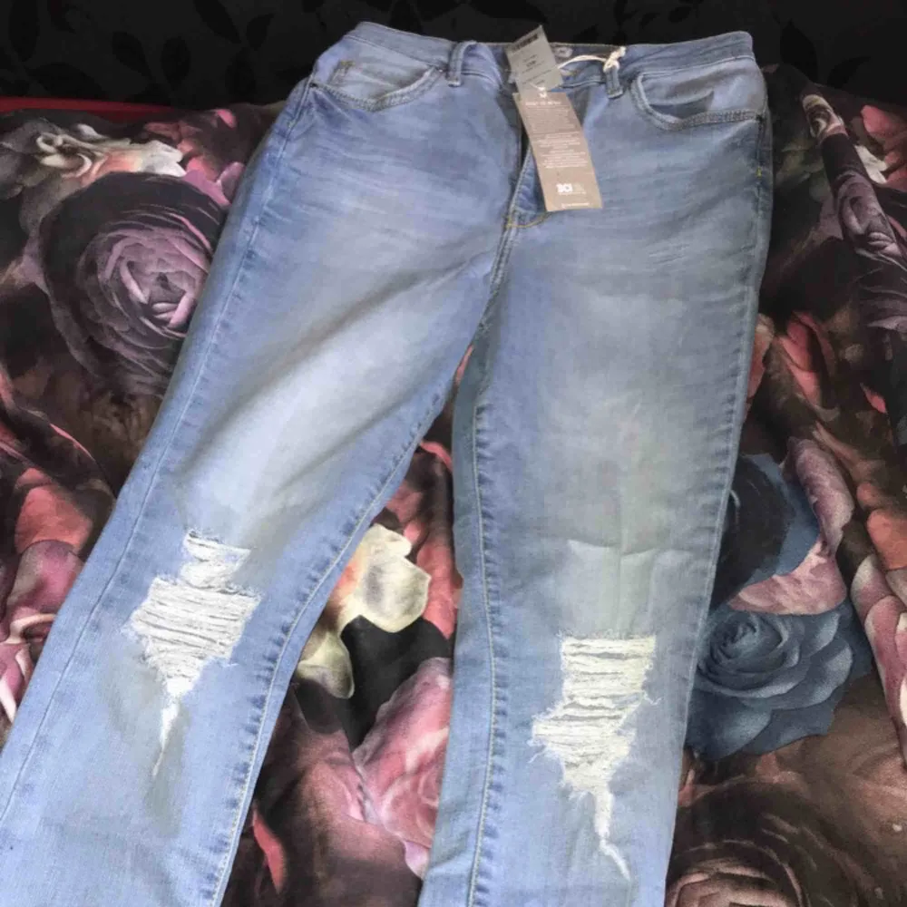 Helt nya slitna jeans från ginatricot. Aldrig använda.. Jeans & Byxor.