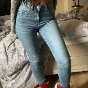  - Säljer högmidjade jeans använda endast 2/3 gånger 