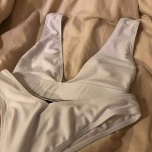  - En jättefin oanvänd bikini pga fel storlek, endast provad en gång. Hygienlappen på underdelen är fortfarande kvar! Köparen står för frakt om ni inte kan mötas upp i Stockholm. Pris kan diskuteras