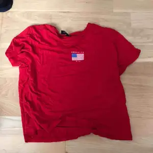 En röd Brooklyn t shirt 