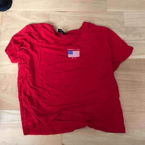  - En röd Brooklyn t shirt 