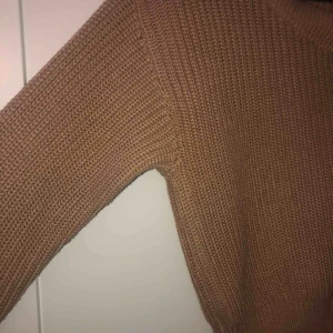  - En stickad tröja använd två tre gånger 