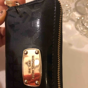  - Lägsta bud 700. Högsta bud blir ägare. Äkta Michael kors plånbok. 