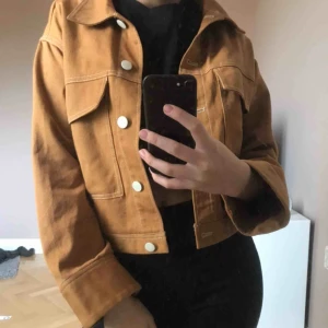  - Super ball jacka med kontrastsömmar från Monki i strlk 34. Säljes då jag ej använder den längre.  Super fint skick!! Köpare står för frakt