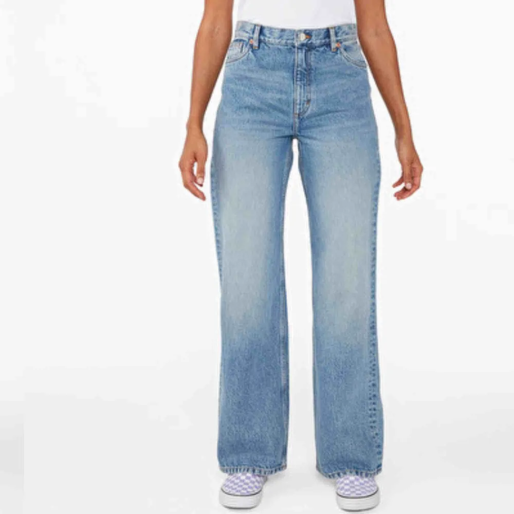 Säljer dessa jeans från Monki, helt oanvända i st 28. Jeans & Byxor.