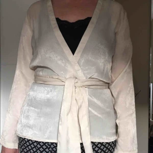  - Champagnefärgad blus från bubbleroom, i storlek 36. Aldrig använd.