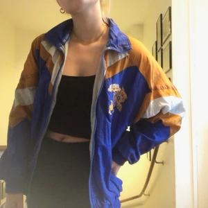  - Supercool vindjacka köpt i London! Säljer för att den inte kommer till användning, normalt begagnat skick😊