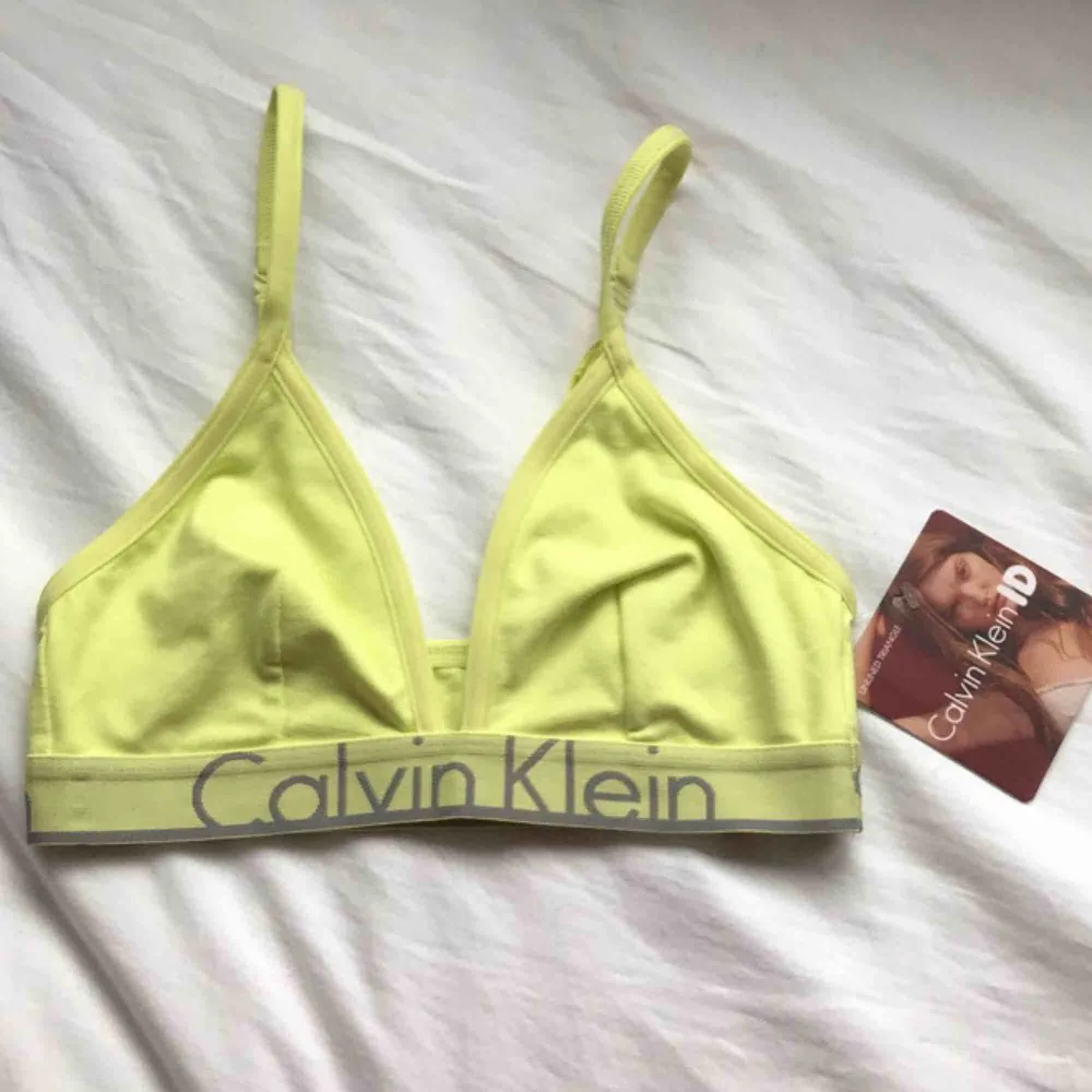 Helt ny Calvin Klein bh från deras ID kollektion , men den är för liten😫 går att ha som vanliga bh band eller knäppa så man får korsad rygg, super praktisk!❤️. Övrigt.