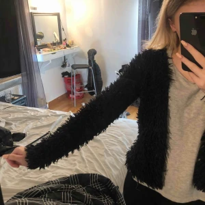  - Säljer denna ur gulliga pälsjackan i storlek XS. Säljer den för 100kr 🥰 Köparen står för frakten om den inte kan mötas upp i Linköping. Tar emot swish 