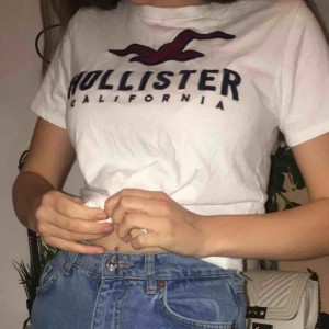  - Vit T-shirt från hollister med text