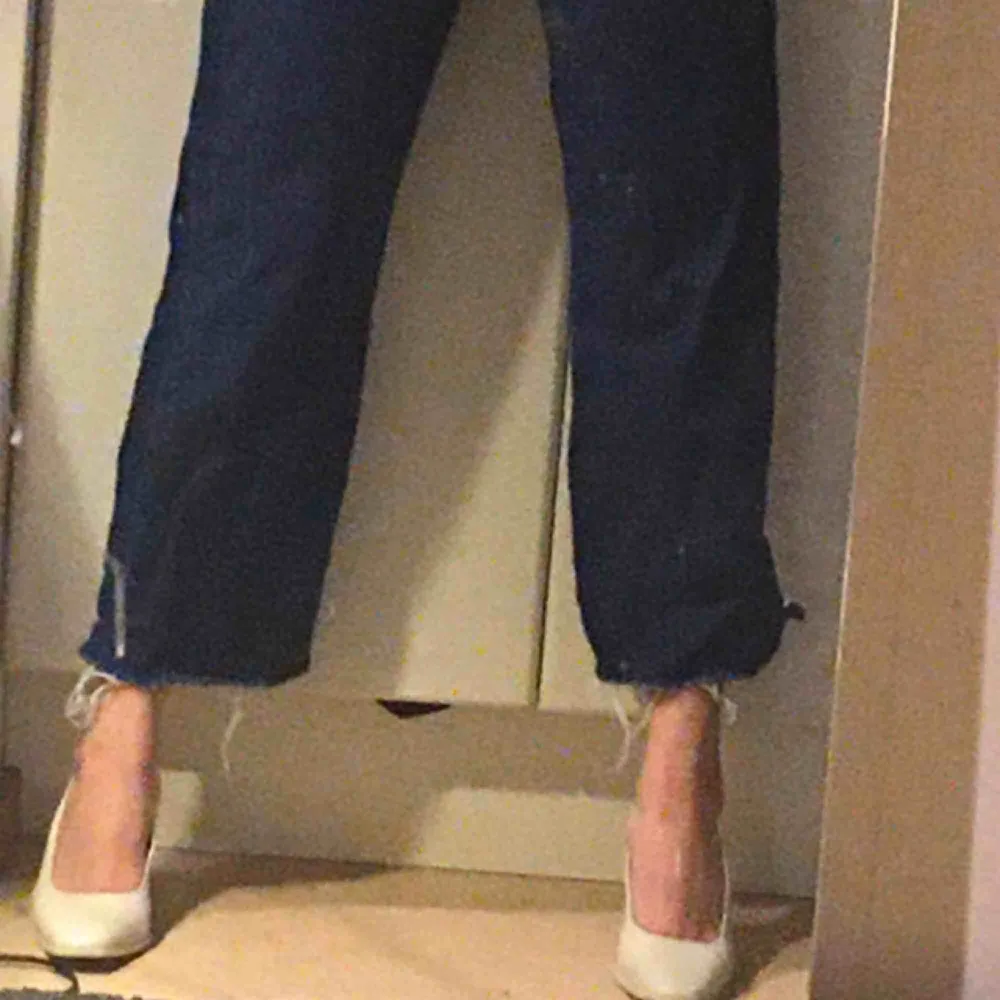 Så snygga o coola högmidjade jeans från asos! 💖 De är straight leg och snyggt slitna längst ned. Möts upp på söder eller så står du för frakten💞. Jeans & Byxor.