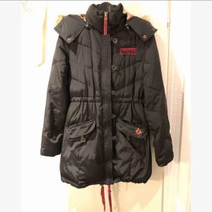  - Super fin vinter jacka från Bondelid. Endast använd vid enstaka tillfällen. Underbart vackert typ inuti jackan😊 