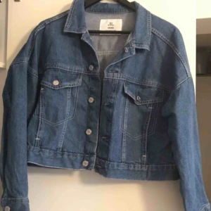  - Jeansjacka i lite croppad modell. Använd 2-3 gånger. Frakt tillkommer.