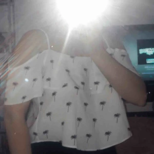  - Super gullig sommar tröja, används aldrig här hemma. Storlek 40 men den är justerbar, så om du är en XS eller S så passar dig den också:)