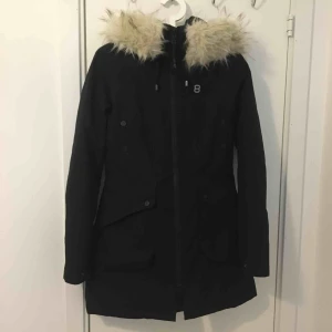  - Säljer min jättefina och sparsamt använda jacka från 8848 altitude. Storleken kan man ändra i midjan för att få en bättre figur och pälsen är avtagbar.  Kan frakta eller mötas upp i Gävle. Frakten betalar du själv isf 💕