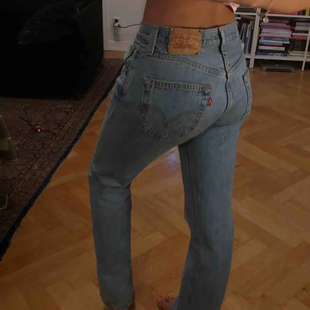 Levis jeans, rak modell, köptes för 800kr, tror dem var second hand när jag köpte dem, men i väldigt bra skick, vilket dem fortfarande är! Är 167. Egentligen är dem i storlek 29:34, men i vanliga fall har jag storlek 26, och dem är lite stora! . Jeans & Byxor.