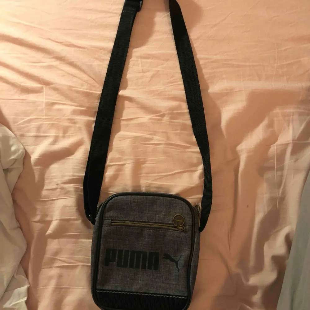 Puma väska i bra skick! Använts få gånger. Köpare står för eventuell frakt!. Väskor.