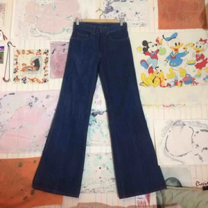 (RESERVERADE) EXTRA LÅNGA BOOTCUT JEANS, ÄKTA VINTAGE - NYA Vintage / retro 70-tals jeans! (Priset går att diskutera)! Märke:Gabriel. Märkt 38/44. Mått:  midja - 37cm (tror det är W24). Ben,yttersöm-111cm. Ben,innersöm-89cm.   Hur fina som helst! och LÅNGA! Finns i Sthlm, köparen betalar för ev. frakt. Har swish! ✨ 