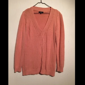 V-ringad stickad tröja från Carol - V-ringad stickad tröja från Carol