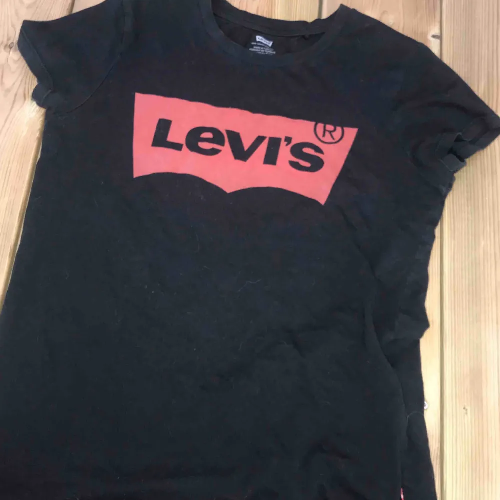 t-shirt från Levis. bra skick och inte använd så mycket. säljer pga inte använder längre. priset kan diskuteras!!  . T-shirts.