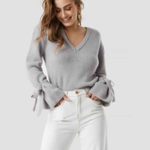  - Säljer en jätteskön stickad ljusgrå tröja från Linn Ahlborg kollektion från Nakd! Storlek S  Använd ett fåtal gånger!  Kan mötas upp i Stockholm, annars står köparen för frakten!💕  OBS Om ni ser några rosa fläckar på tröjan är det pga min kamera lins!!