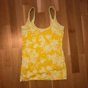  - Rensar garderoben och vill bli av med allt, därav låga priser!! Kolla profilen:)  Secondhand linne med superfint mönster men säljs då linnet är för stort för mig. Orange/gult och storlek S, 100% bomull!  Köpare står för frakt. Skriv för samfrakt!