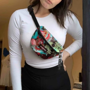  - As cool och unik midjeväska från märket easypak. Perfekt till en basis outfit om man vill ha en extra färgklick. Man får plats med mycket o finns också ett extra fack på baksidan av väskan. Jättebra skick, köpt begagnad men ser ut som ny💖