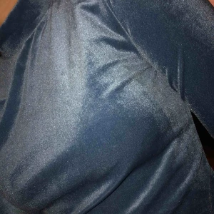  - blåglittrig polotröja från ginatricot. använd nån gång typ. frakt ingår. 